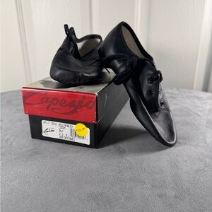 Capezio Children’s Black Split Sole Leather Lace Up Jazz Shoes Size 2.5